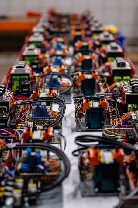 Schaltkästen liegend